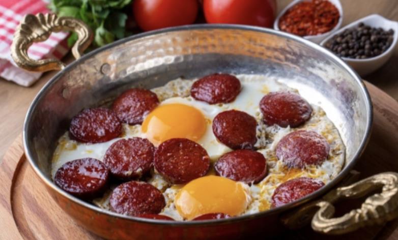 SUCUKLU SAHANDA YUMURTA